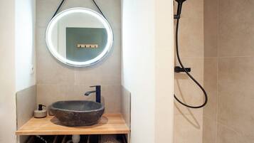 Shower, hair dryer, towels