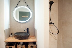 Douche, séchoir à cheveux, serviettes fournies
