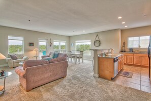 Smart TV, fireplace, DVD player, stereo - 1039 Ocean Air, salty hair, no cares (Westport)