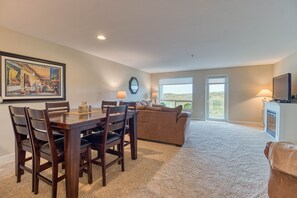 Smart-tv, eldstad, dvd-spelare och en stereo