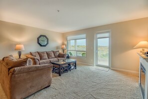 Smart-tv, eldstad, dvd-spelare och en stereo