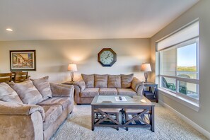 Smart TV, fireplace, DVD player, stereo