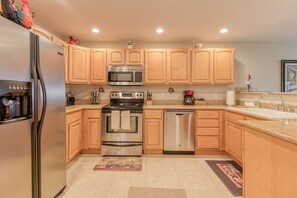 Kylskåp, mikrovågsugn, ugn och spishäll