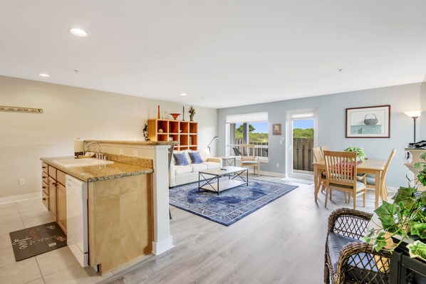 Smart-tv, eldstad, dvd-spelare och en stereo