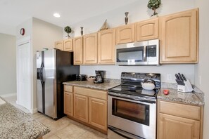 Een koelkast, een microgolfoven, een oven, een kookplaat