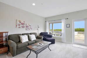 Smart-tv, een open haard, een dvd-speler en een stereo