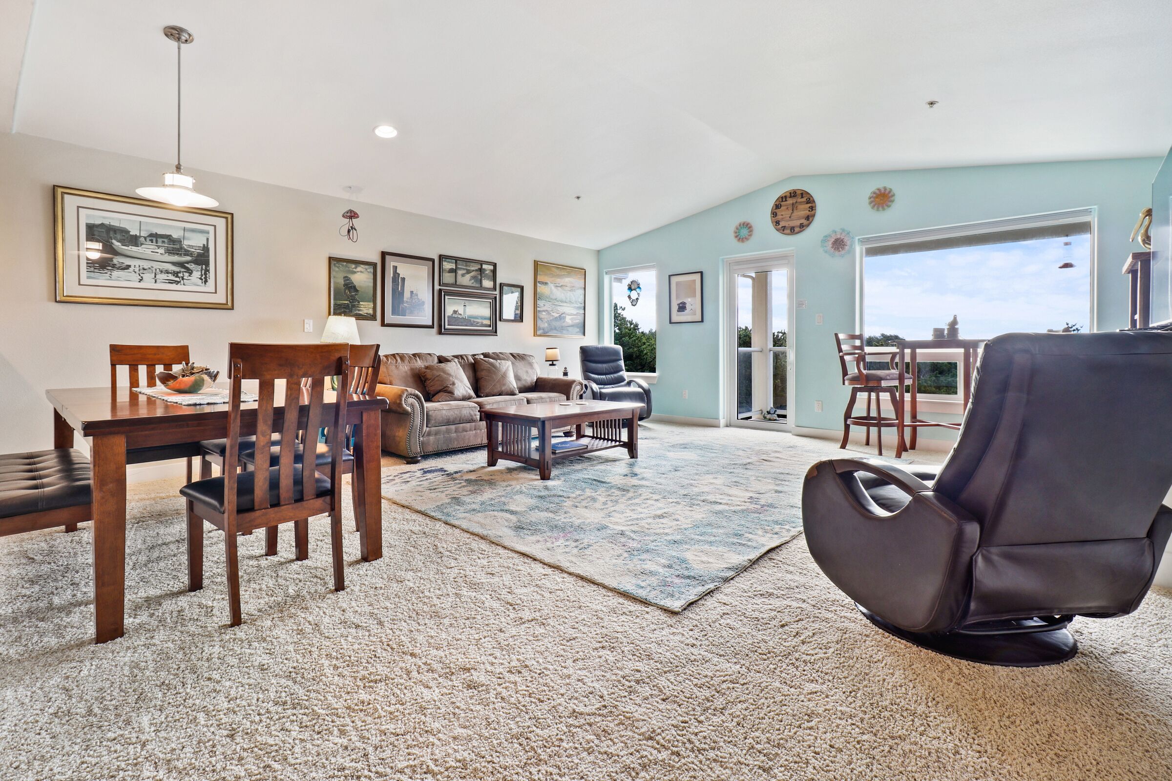 Smart TV, caminetto, lettore DVD, impianto stereo