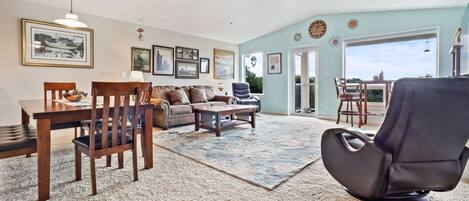 Smart TV, fireplace, DVD player, stereo