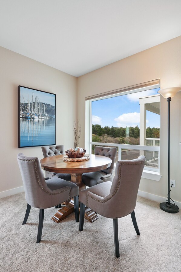 Dining - 1238 Beach life is Shore perfection (Westport)