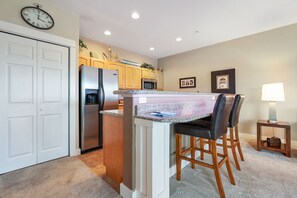 Fridge, microwave, oven, stovetop - 1238 Beach life is Shore perfection (Westport)