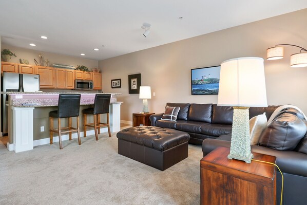 Smart TV, fireplace, DVD player, stereo