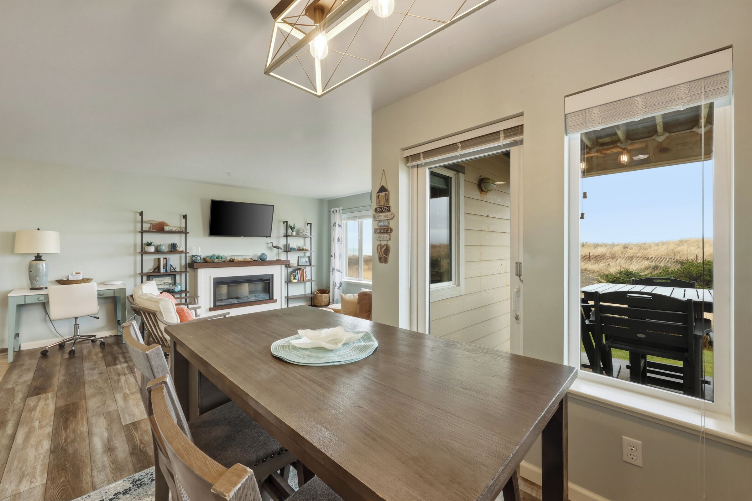 Une cuisine spacieuse avec une table en bois, une cheminée et une vue sur l’extérieur.