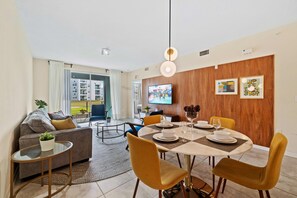 Dining - Minutes From Theme Parks! Free Water Park access! (Kissimmee)