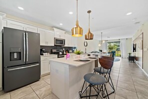 Fridge, microwave, oven, stovetop - Minutes From Theme Parks! Free Water Park access! (Kissimmee)