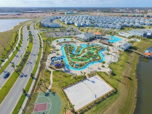 Un complexe hôtelier doté de plusieurs piscines, d’un terrain de basketball et d’un grand parking.