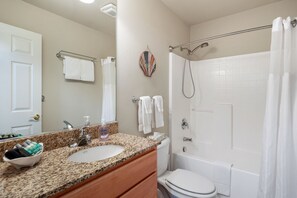 Bañera de hidromasaje, secador de pelo, toallas