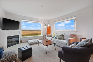 Smart TV, fireplace, DVD player, stereo - 613 A paw-some place for rest, relaxation, and Ball! (Westport)