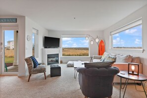 Smart TV, fireplace, DVD player, stereo