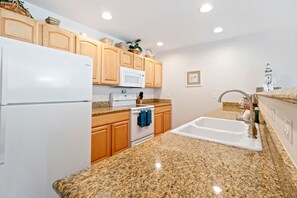 Fridge, microwave, oven, stovetop - 1313 Paws in the sand, head in the sky (Westport)