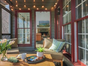 スマートテレビ、暖炉、テレビゲーム、卓球台