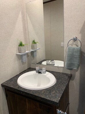 Secador de cabelo, bidê, toalhas de banho, sabonete