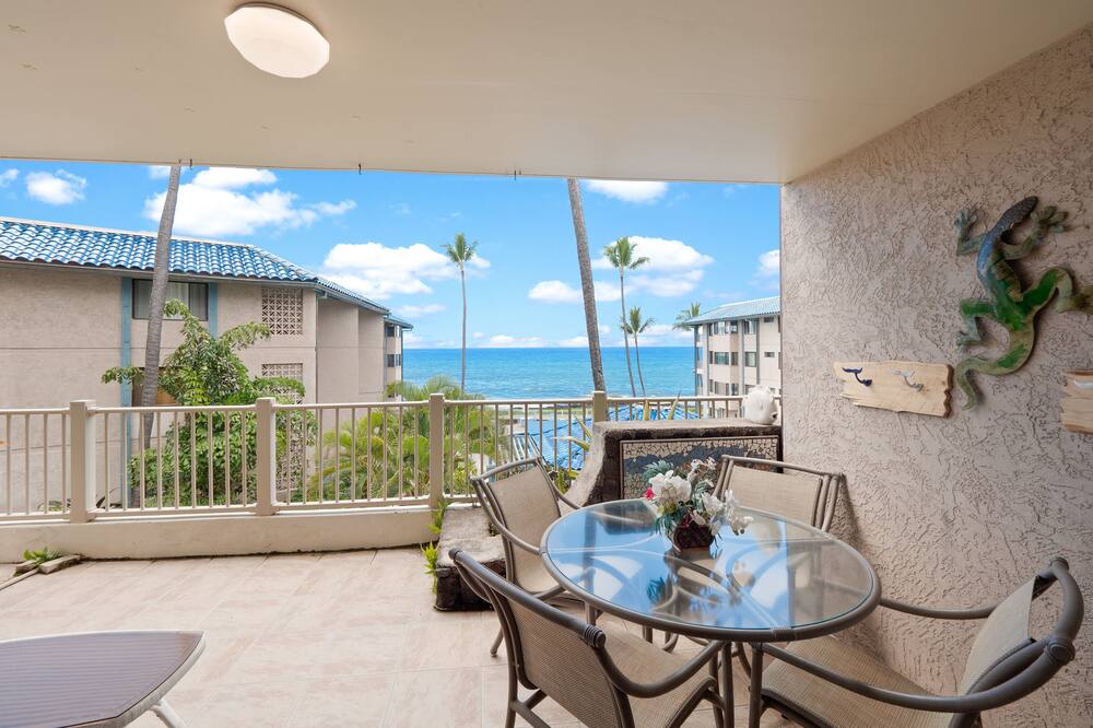 Kona Reef F2 – Oceanfront Condo for 4 w\/ Resort Amenities! Highly Walkable