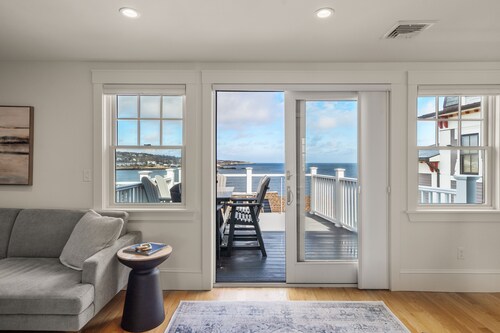 Rare Waterfront Luxury Penthouse Bearskin Neck