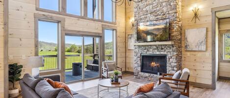 Cabaña, 4 habitaciones | Área de sala de estar | Smart TV