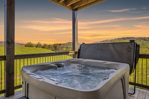Cabin, 4 Bedrooms | Outdoor spa tub