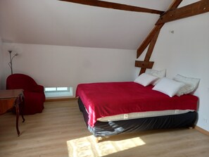 3 bedrooms, iron/ironing board, free WiFi, bed sheets - Gite Rural Entièrement Rénové, Près du Canal du Nivernais Avec Très Belle vue (saint gratien savigny)