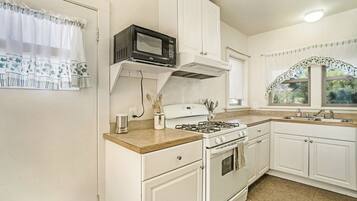 Cabin, 2 Bedrooms | Private kitchen | Fridge, oven, coffee/tea maker, electric kettle