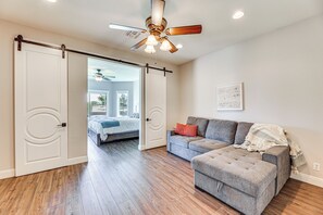 House (5 Bedrooms) | Interior
