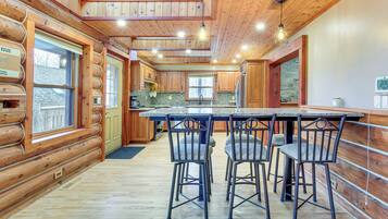House (5 Bedrooms) | Interior