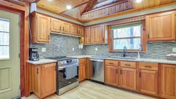 House (5 Bedrooms) | Interior