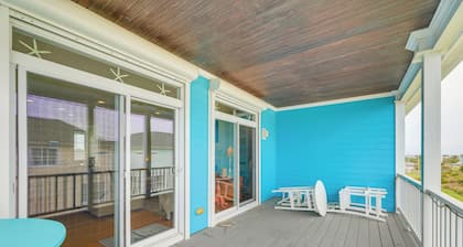Atlantic Beach Retreat w/ 2 Decks: Steps to Beach!