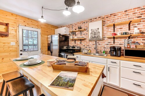 Forest Views & Fire Pit: Cozy Pine Cabin