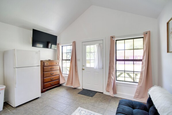 Apartment (0 Bedroom) | Interior - Charming Biloxi Studio w/ Community Pool & Lake! (Biloxi)