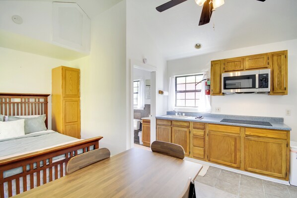 Interior - Charming Biloxi Studio w/ Community Pool & Lake! (Biloxi)