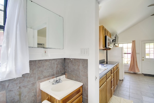 Apartment (0 Bedroom) | Interior - Charming Biloxi Studio w/ Community Pool & Lake! (Biloxi)