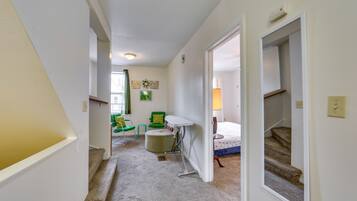 5 habitaciones, tabla de planchar con plancha y ropa de cama