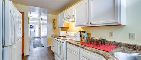 House (5 Bedrooms) | Private kitchen | Microwave, oven, stovetop, blender