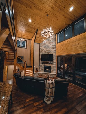 Living area - Eldondale -- 22-zone3272 4 Bedroom Home by RedAwning (Estes Park)