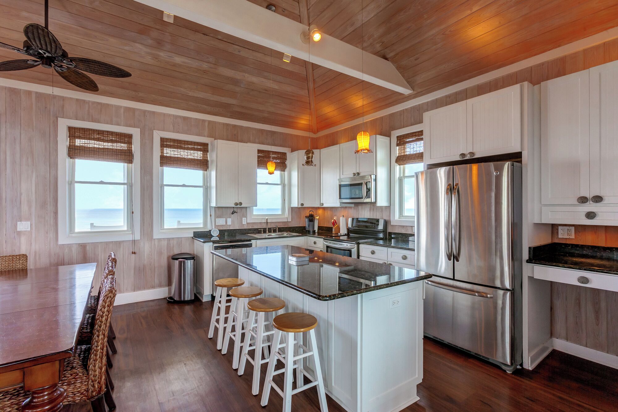 Refrigerador, microondas, lavavajillas y cafetera y tetera 