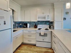 Refrigerador, microondas, horno, placa de cocina