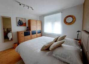 2 chambres, bureau, fer et planche à repasser, lit parapluie