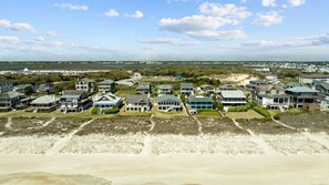 Een woongebied aan de kust met huizen en een strand.