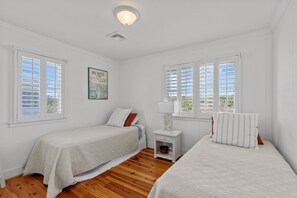4 bedrooms, free WiFi, bed sheets - Joyner Cottage-Oceanside Home in Atlantic Beach, NC (Atlantic Beach)