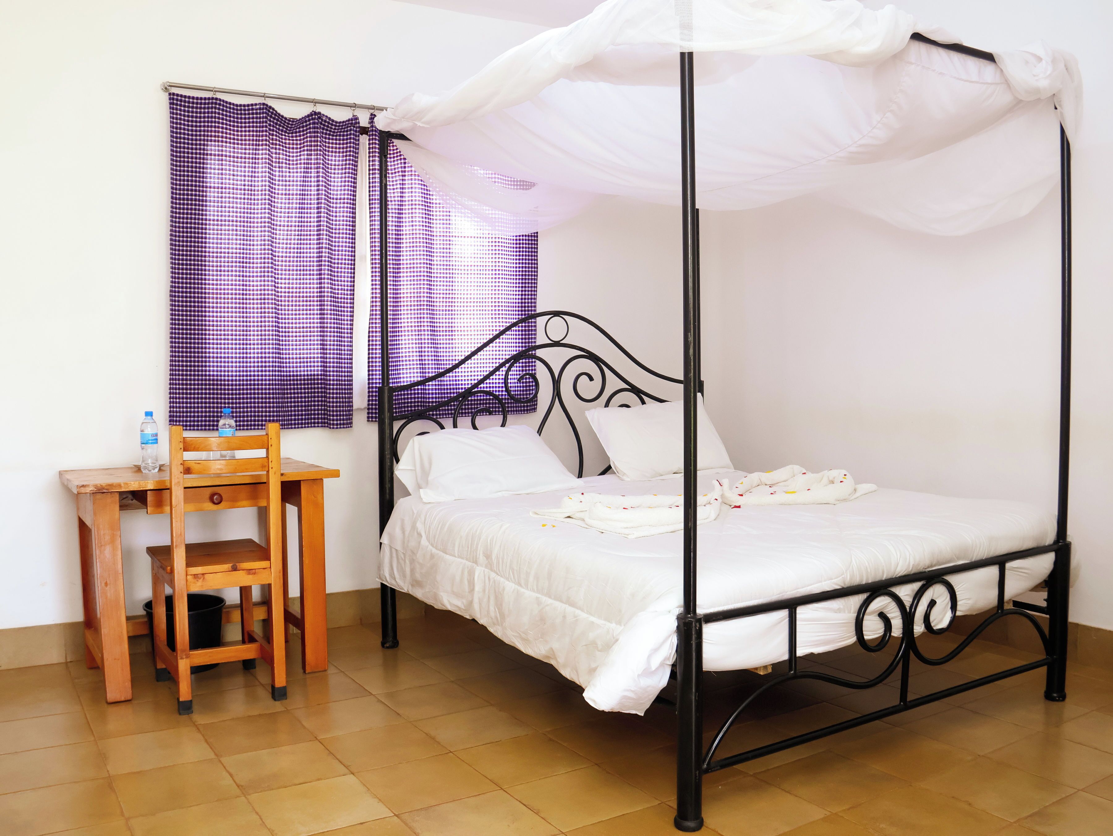 Ropa de cama hipoalergénica, colchones con pillow-top y escritorio 