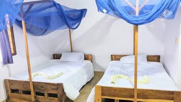 Standaard kamer, 1 twee- of 2 eenpersoonsbedden | Hypoallergeen beddengoed, pillowtop-bedden, een bureau