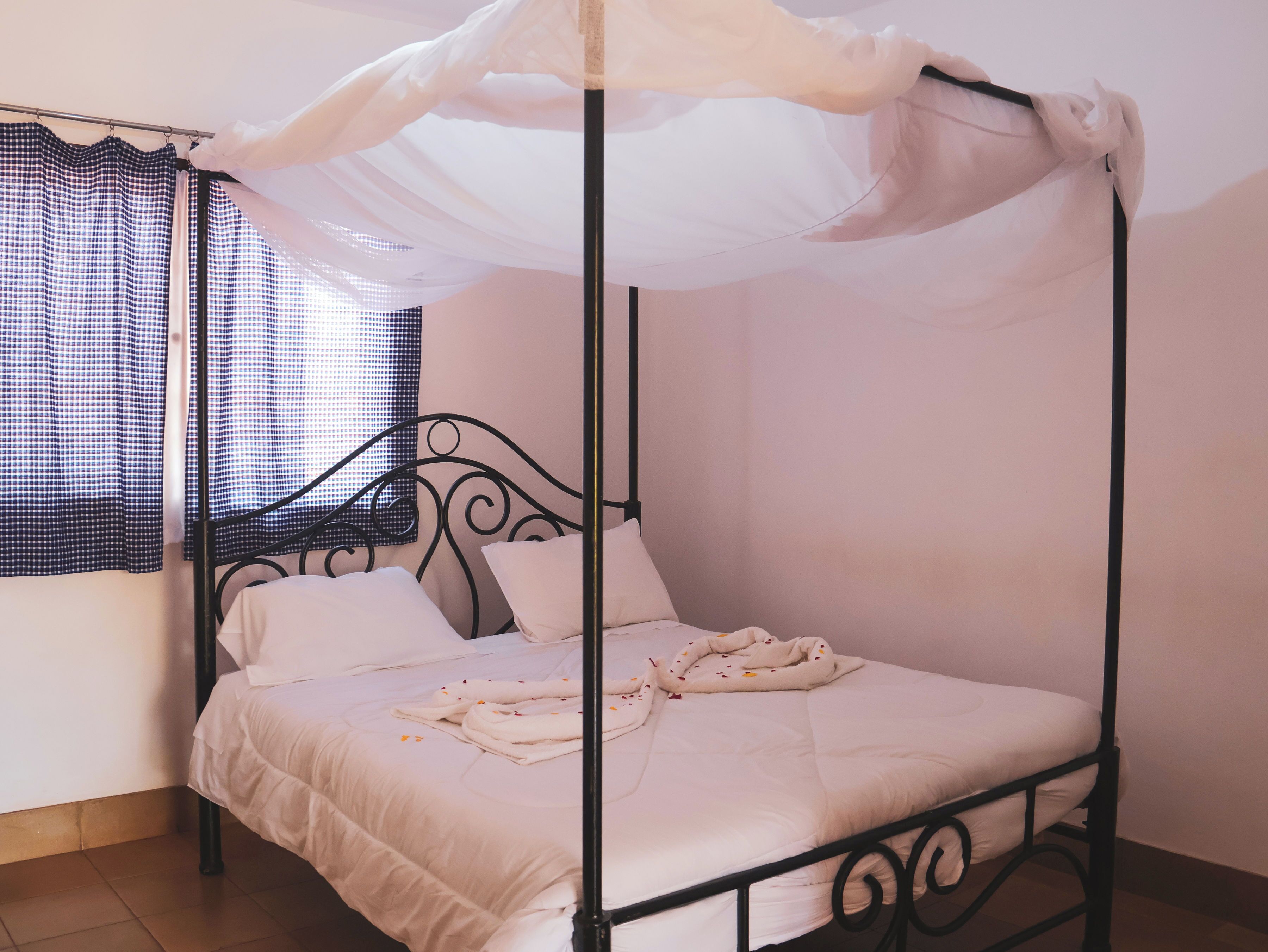 Ropa de cama hipoalergénica, colchones con pillow-top y escritorio 